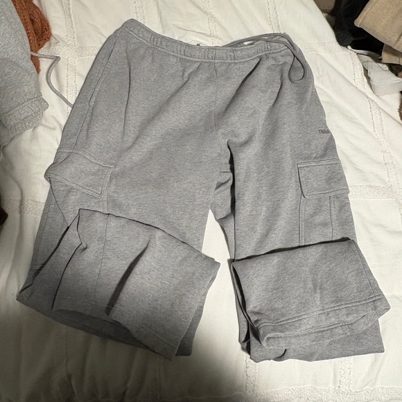 TNA Cozy Fleece Cargo Sweatpants — Mega Fit — Size L - Picture 1 of 3